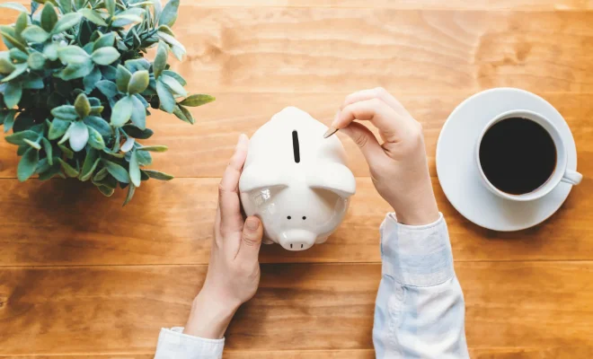 Mit dem richtigen Zeitpunkt bares Geld im Alltag sparen